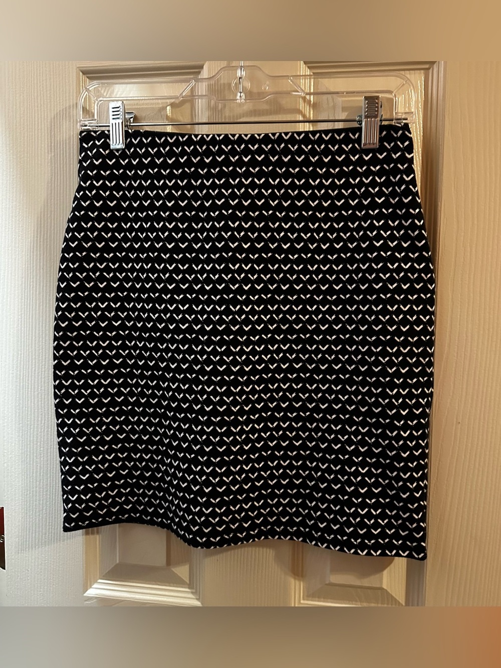 LOFT Stretchy Black and White Mini Skirt with Geometric Chevron Pattern XS